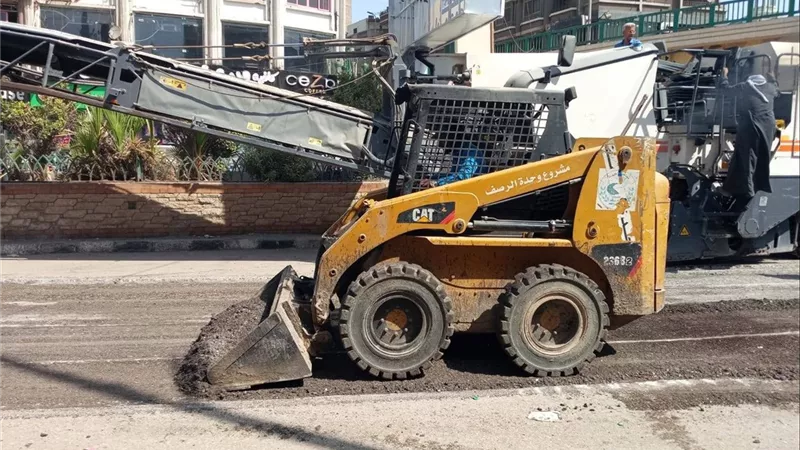 البدء في كشط شارع الجلاء بأسيوط استعداداً لتطويره