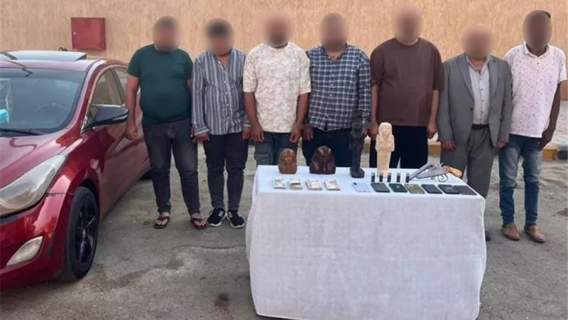 تماثيل مقلدة وتجارة عملة.. سقوط عصابة النصب على المواطنين بحدائق أكتوبر 