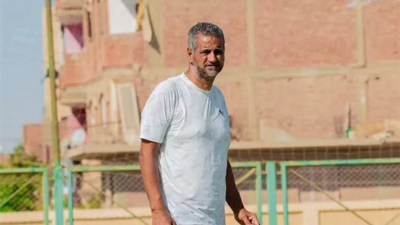 مشهد يعيد الأحزان.. وفاة مدرب بنفس طريقة رحيل نجله اللاعب ببورسعيد |صور