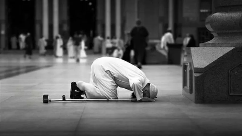 حكم الصلاة جالسا لمن يعاني من الإرهاق بسبب العمل..الإفتاء تجيب 