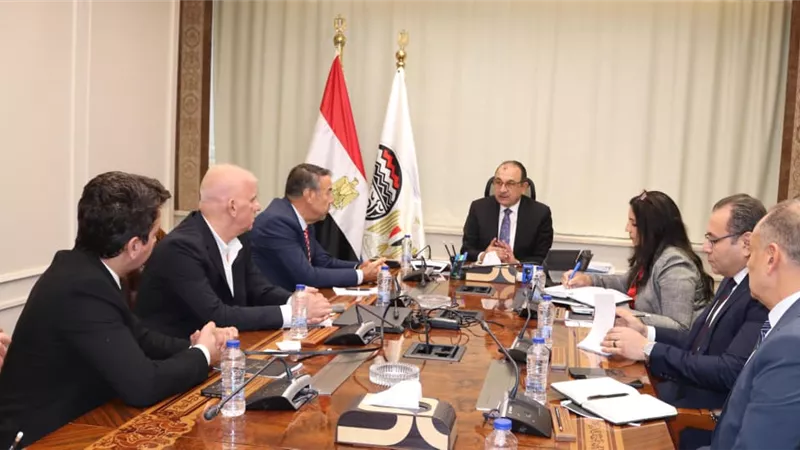 وزير قطاع الأعمال يبحث مع مجموعة 