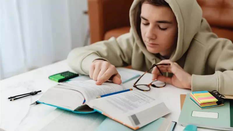 احذر قلة النوم.. 9 نصائح لتحسين أداء الدماغ أثناء المذاكرة 