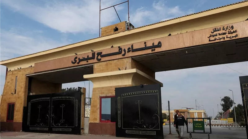 عبور معدات ثقيلة من مصر إلى معبر كرم أبو سالم تمهيدًا لدخول غزة