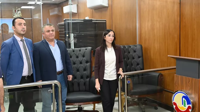 من داخل غرفة التحكم.. محافظ البحيرة تتابع انتظام العمل بكافة المواقف 