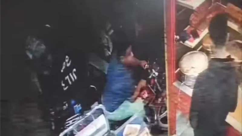 سائق توك توك يستولي على هاتف محمول من مواطن بالمعصرة