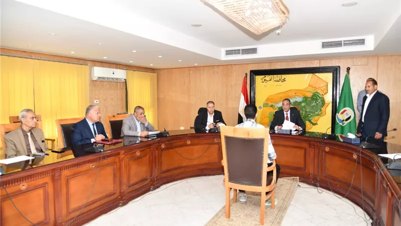 محافظ الفيوم يوجّه بتكثيف التدخلات الاجتماعية وتوفير العلاج لعدد من الحالات المرضية 