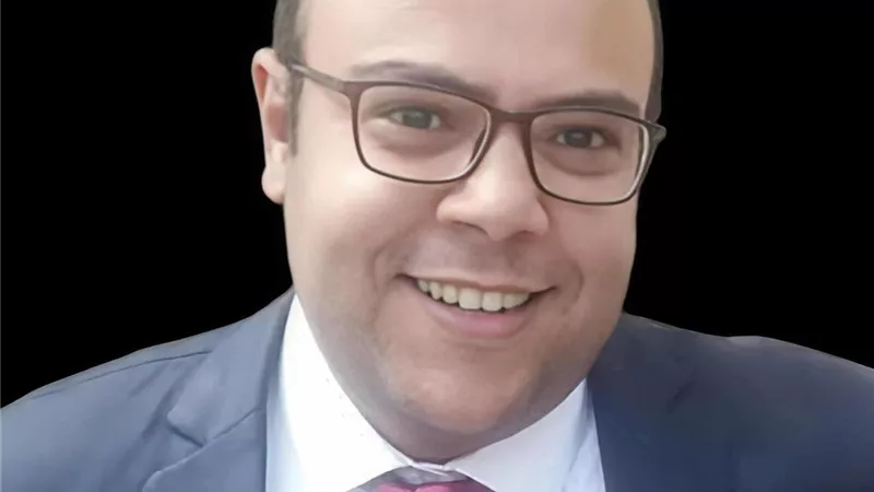 سقط متوفيًا.. كلمات طبيب تنهي حياة محامٍ حزنًا على نجله في الإسكندرية