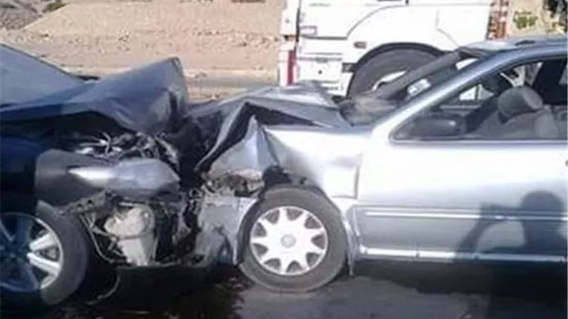 الدفع بأوناش المرور لرفع حطام حادث تصادم سيارتين بطريق الواحات