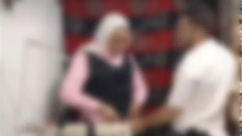 ضبط ترزي متهم بتصوير سيدة دون علمها أثناء قياس الملابس داخل محله 