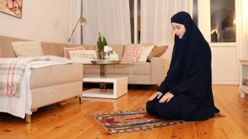 حكم صلاة المرأة بحضرة الرجال.. دار الإفتاء تحسم الجدل
