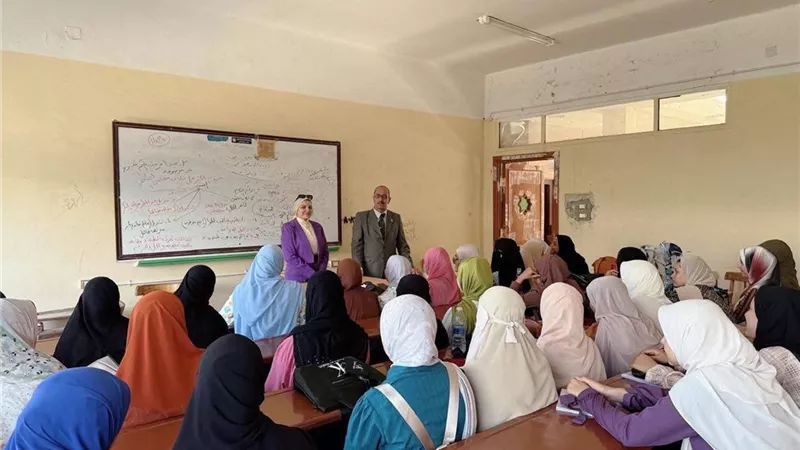 حوار مفتوح بين عميد كلية التربية بنات جامعة الأزهر بأسيوط وطالبات شعبة اللغة العربية