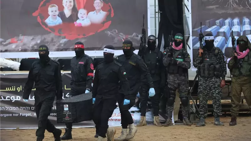 حماس تواصل التزامها بالهدنة وتسلم جثمانًا إسرائيليًا عبر الصليب الأحمر| فيديو