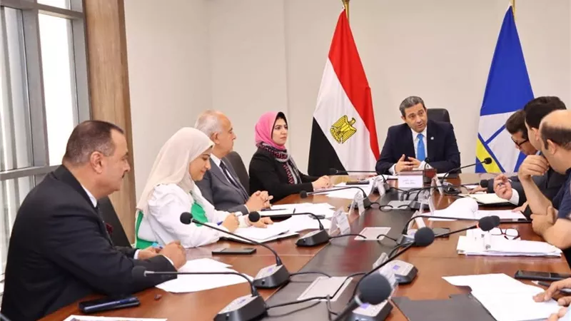 محافظ دمياط يناقش الخطط الاستثمارية لمديرتي التضامن والتموين