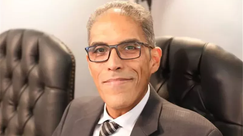 مقرر مساعد بالحوار الوطني يفتح النار على استبعاد الحريري من الانتخابات