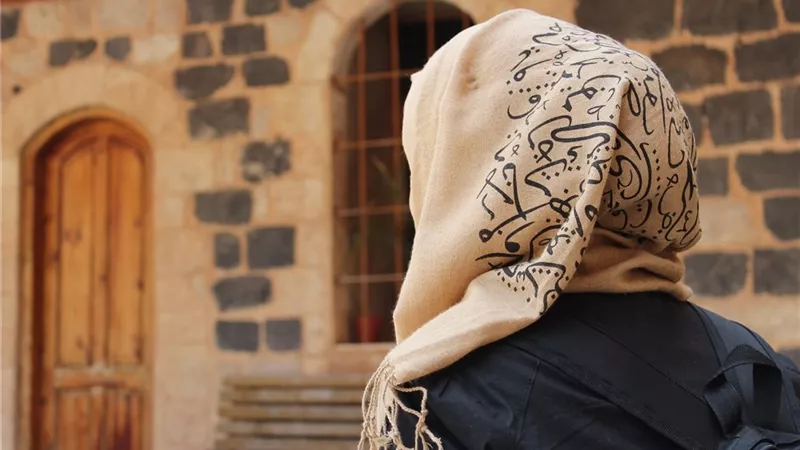 حكم خروج المرأة إلى المسجد متعطرة.. إجابة حاسمة من دار الإفتاء 