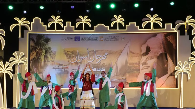 فرق الفنون الشعبية بمهرجان تعامد الشمس تستكمل عروضها الفنية