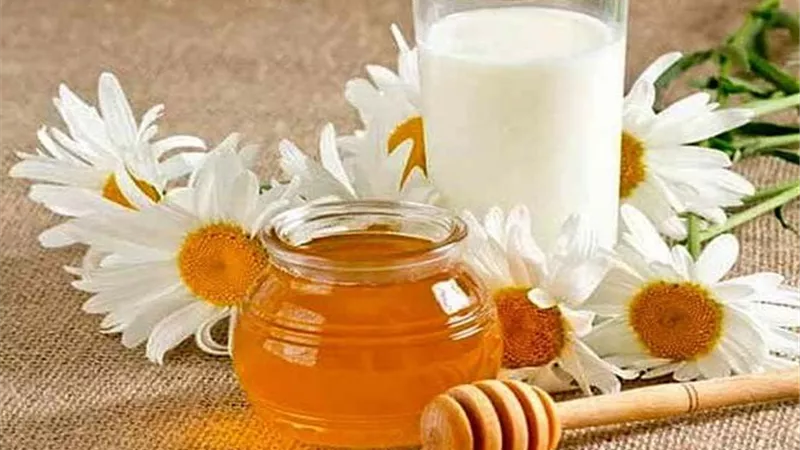 مشروب الحليب مع العسل والبابونج لتهدئة الأعصاب وتحسين المزاج