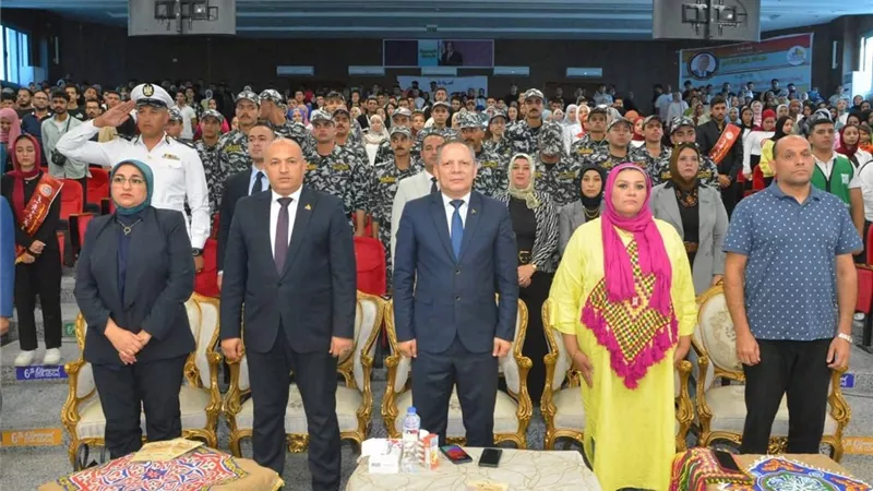 رئيس جامعة دمياط يفتتح مشروع مسرح المواجهة والتجوال