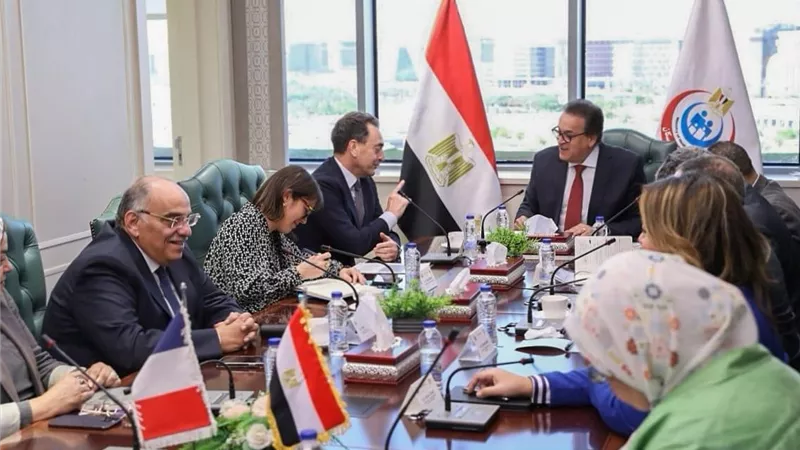 وزير الصحة يبحث مع السفير الفرنسي إعادة إعمار القطاع الصحي في غزة