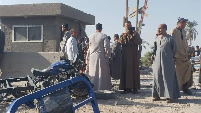 كان معدي بتروسيكل.. قطار ينهي حياة شاب خلال عبوره مزلقان في قنا
