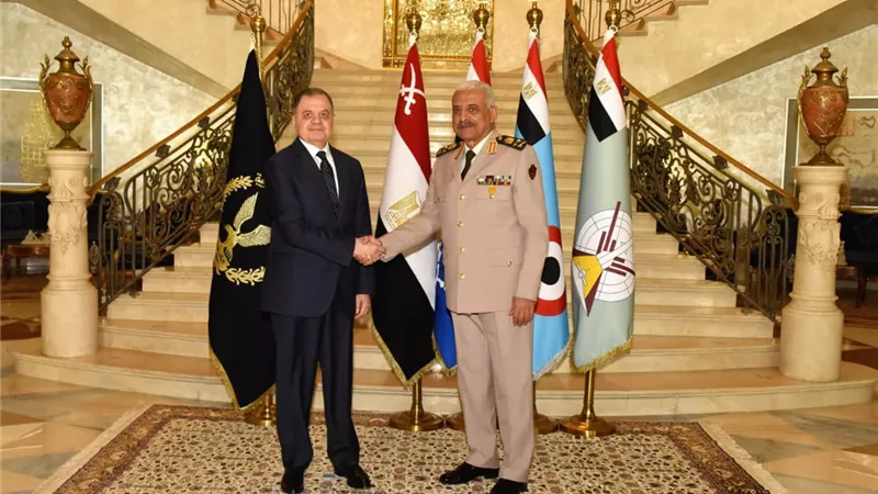 وزير الداخلية يقدم التهنئة للفريق أول عبد المجيد صقر بمناسبة الذكرى الـ52 لانتصارات أكتوبر