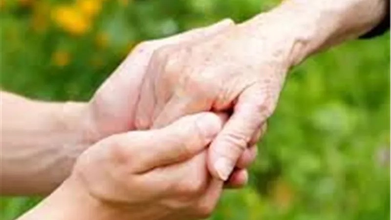 حكم إنفاق الابن على أمه في حال إقامته مع عائلة زوجته