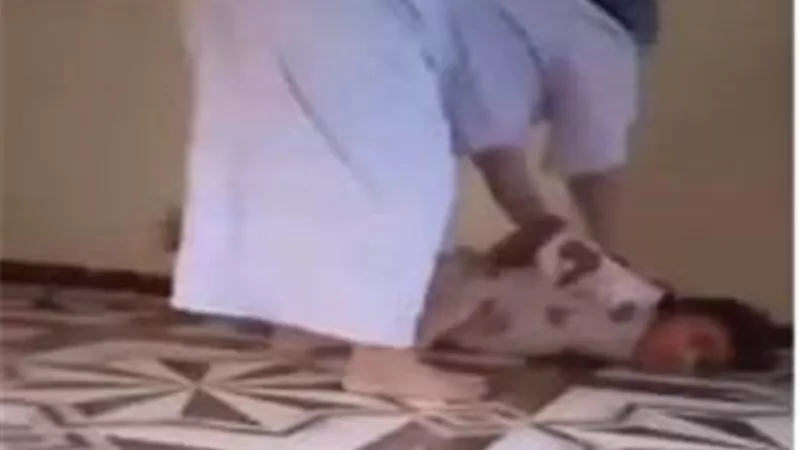 الجدة القاسية تعاقب حفيدتها المعاقة بالضرب المبرح.. والأمن يضبطها
