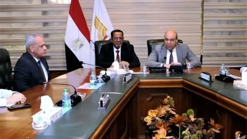 وزير الطيران المدني يشهد تخرج دفعة المراقبين الجويين اليمنيين من الأكاديمية المصرية