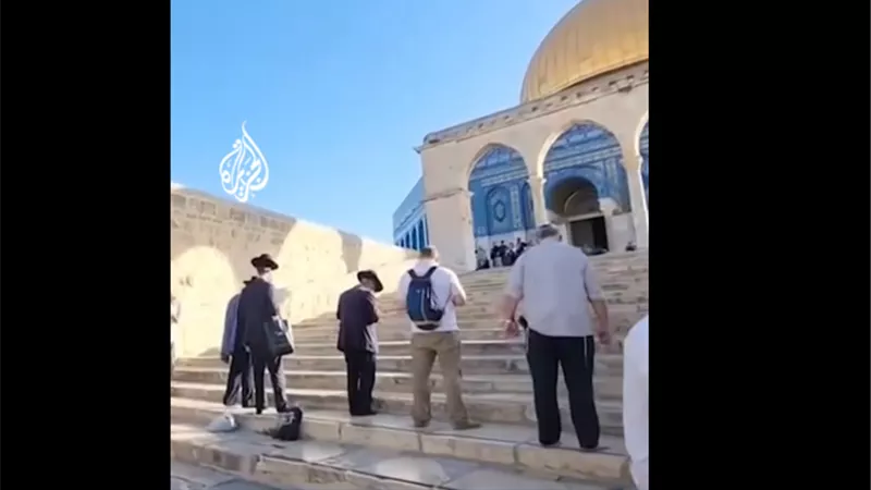 مستوطنون يقتحمون الأقصى ويؤدون طقوسًا تلمودية أمام قبة الصخرة |فيديو