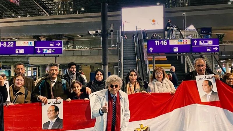 بالأغانى الوطنية..الجالية المصرية تنتظر الرئيس السيسي أمام مقر إقامته فى بروكسل|فيديو