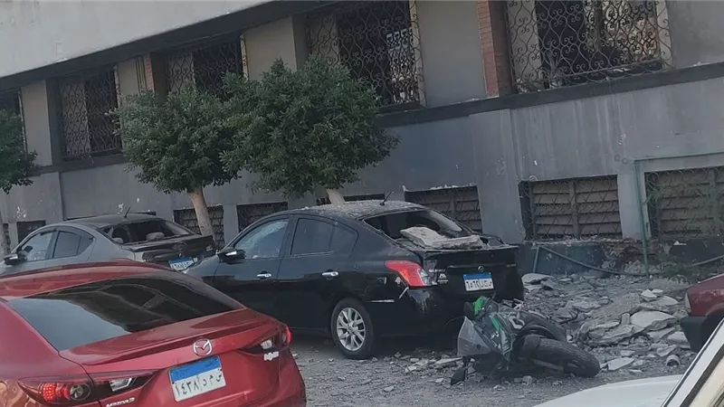 إنقاذ مسن على قيد الحياة من تحت أنقاض عقار روض الفرج المنهار