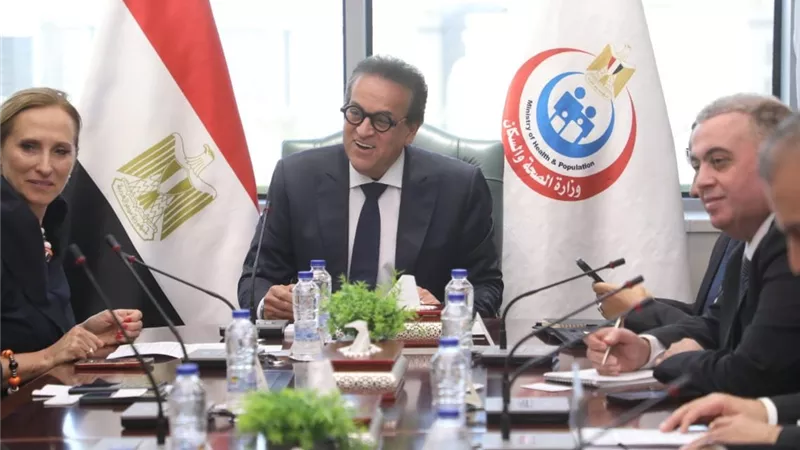 وزارة الصحة تبحث مع «ميدترونيك» تقدم ميكنة منظومة تغيير الصمام الأورطي بالقسطرة 