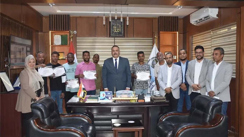 رئيس مياه الأقصر يكرم العاملين بإدارات الشركة بالمحافظة