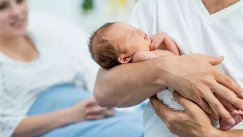 دراسة بريطانية: تقدم عمر الرجل قد ينقل أمراضًا وراثية لأطفاله
