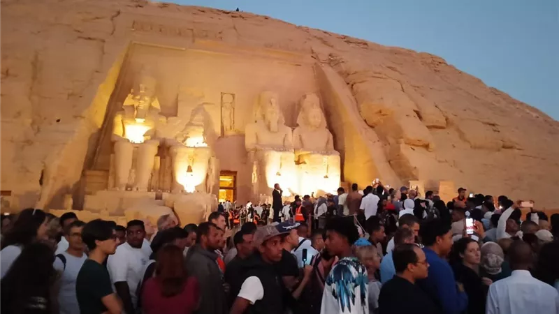 توافد آلاف السياح والزوار لرصد تعامد الشمس على تمثال الملك رمسيس الثاني|صور