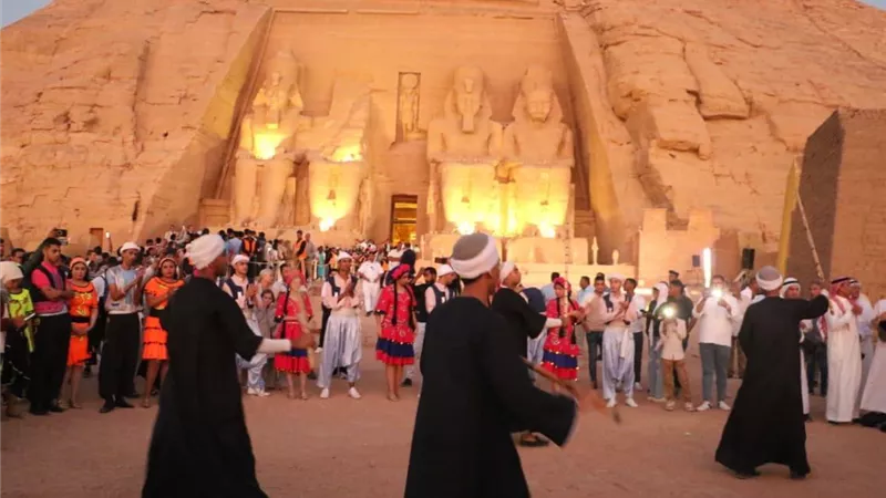 وسط حضور جماهيري كبير.. مهرجان أسوان لتعامد الشمس يختتم فعالياته اليوم 