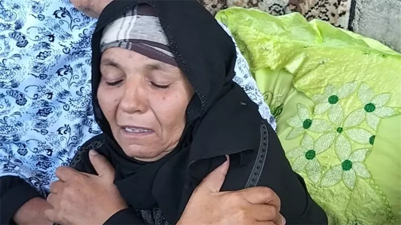 «إيجبتك» يرصد لحظات الحزن في بيت بطل شط الملح بدمياط .. دموع أم وبطولة شاب
