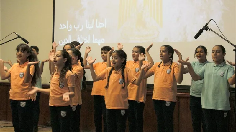 بالحكي والأناشيد الوطنية.. 