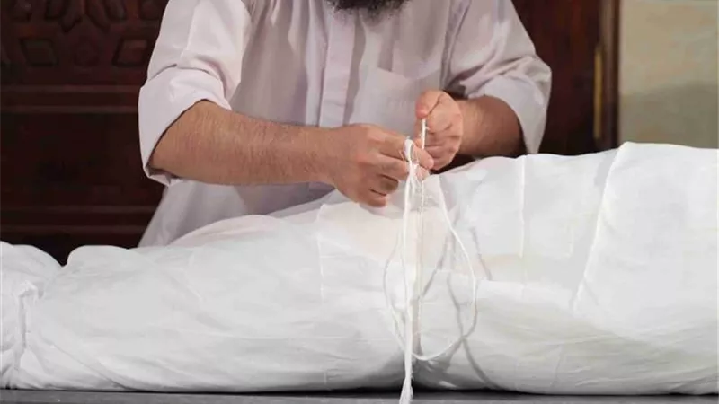 من أولى الناس بتغسيل الميت؟.. الإفتاء توضح