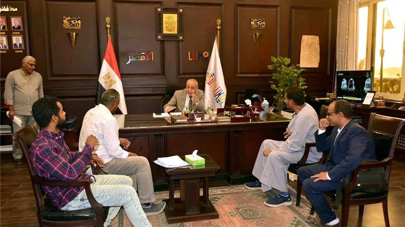 محافظ الأقصر يستقبل أهالي نجع طوناب بإسنا لبحث احتياجات القرية وحل مشكلاتهم