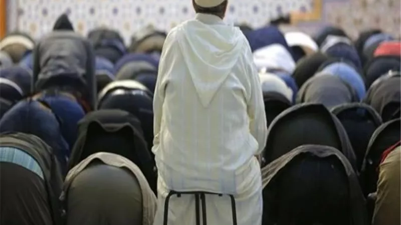 هل تجوز الصلاة على الكرسي بسبب المرض أو النسيان؟.. الإفتاء توضح