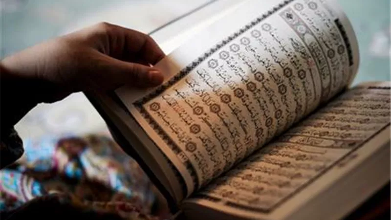 هل تجوز قراءة القرآن بالحذاء؟.. دار الإفتاء توضح