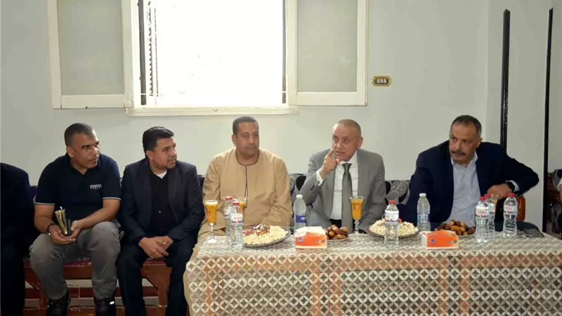 محافظ الأقصر في منشية النوبة للاستماع إلى مطالب الأهالي