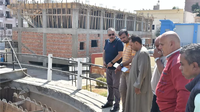 محطة مياه الطود تستأنف عملها بعد إزالة البقع البترولية بالنيل جنوب الأقصر