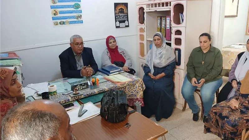 خلال جولة تفقدية.. مدير «تضامن البحر الأحمر» يحول مكتب التأهيل لإدارة اجتماعية