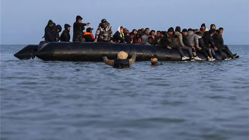 بينهم أطفال.. 40 ضحية في غرق قارب مهاجرين قرب السواحل التونسية