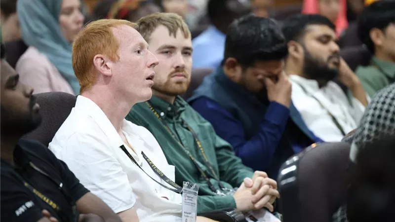 متأثرا بحديثه.. بكاء أحد شباب مجلس الكنائس العالمي أثناء كلمة شيخ الأزهر| صور