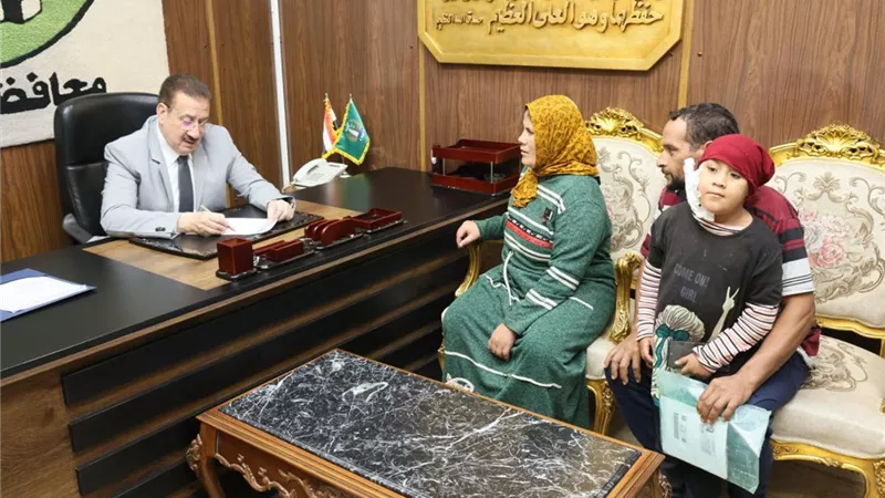 محافظ المنوفية يوجه بصرف مساعدات مالية ويكلف بفحص الشكاوى ميدانيًا