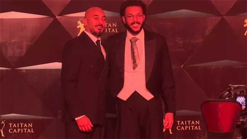 ويجز بـ«البنطلون الجيبة» في حفل «جرامي» بالأهرامات
