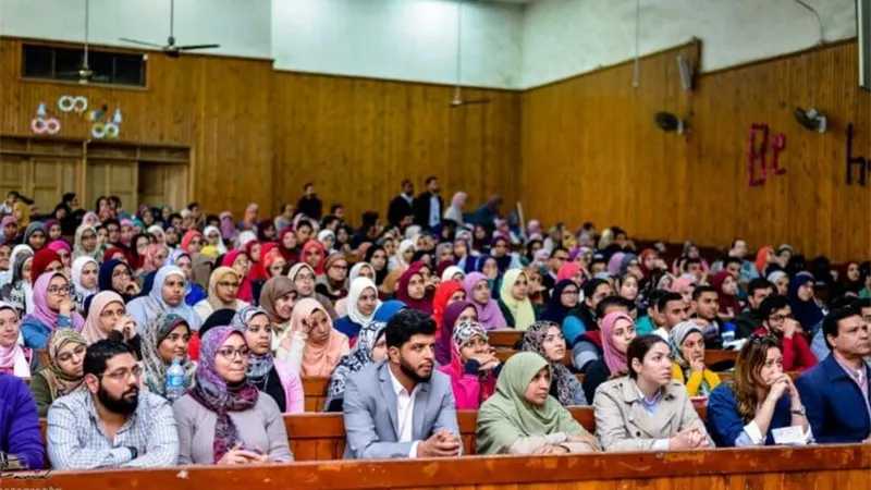 ملف شائك .. تفاصيل أزمة مزاحمة الوافدين في الجامعات المصرية| فيديو
